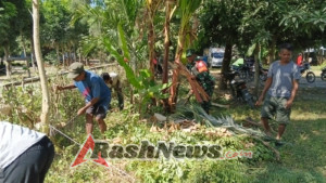 Pererat Kebersamaan, Babinsa dan Masyarakat Bersihkan Halaman Kantor Desa