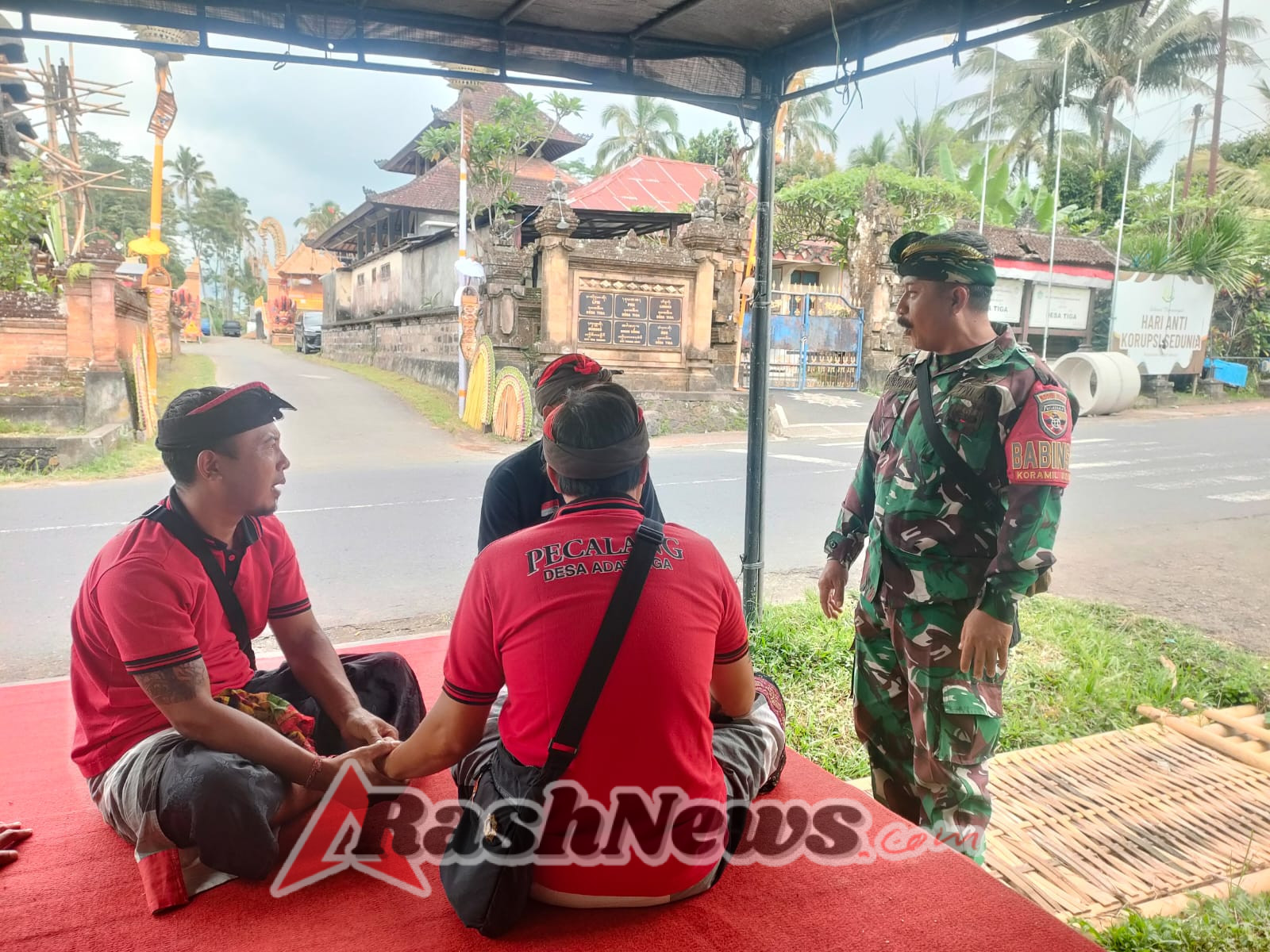 Wujudkan Kondusivitas Wilayah, Babinsa Tiga Gelar Komsos dengan Pecalang