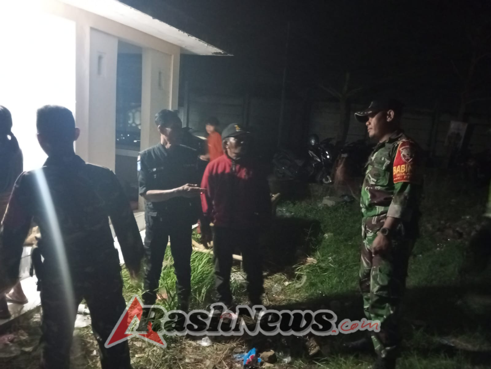 Selaber Tiga Desa Satu Regu Anggota Koramil Pujut Lakukan Patroli Malam