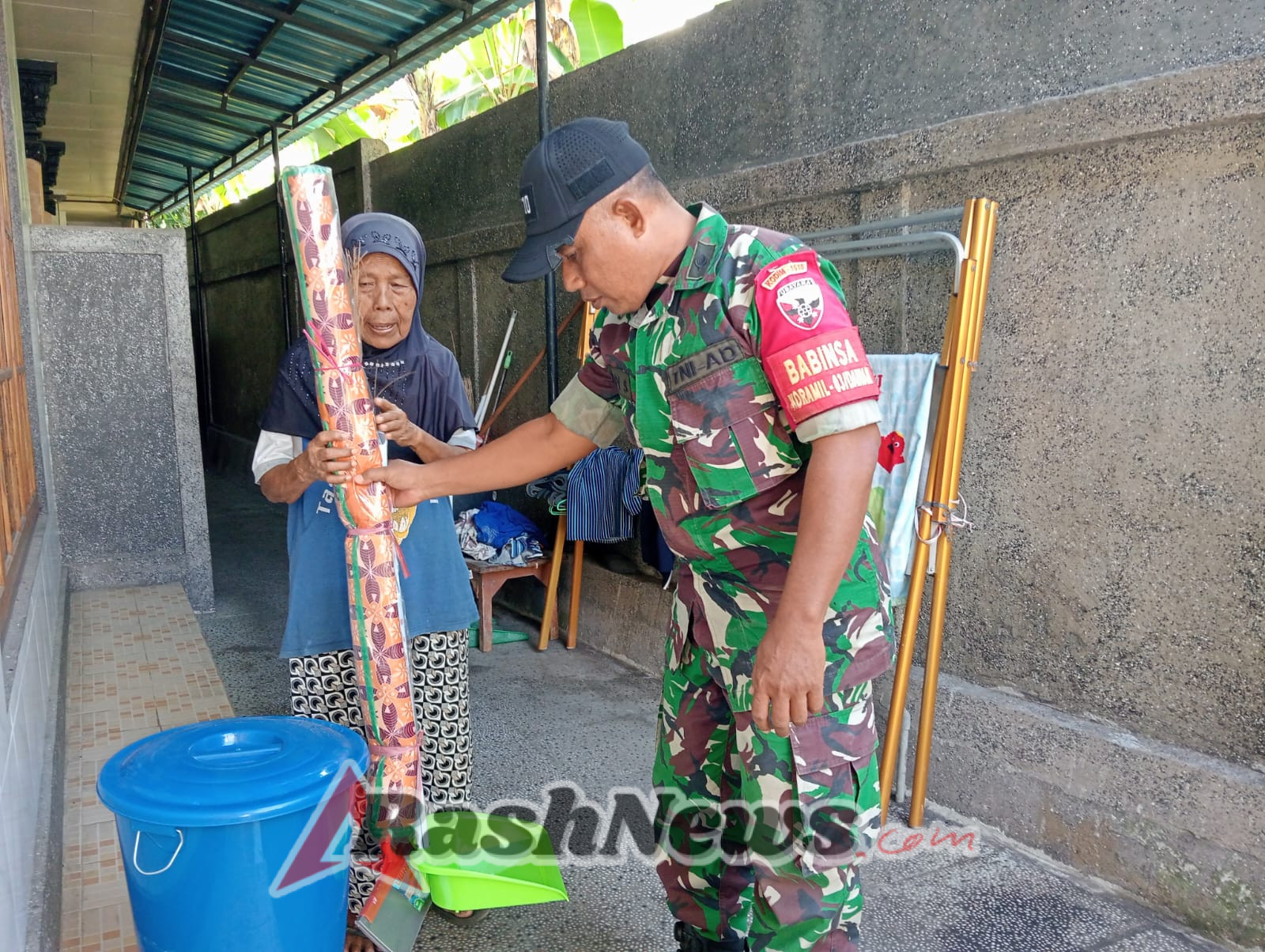 Gelar Aksi Sosial, Babinsa Kampung Kusamba Wujudkan Kecintaan TNI Kepada Rakyat