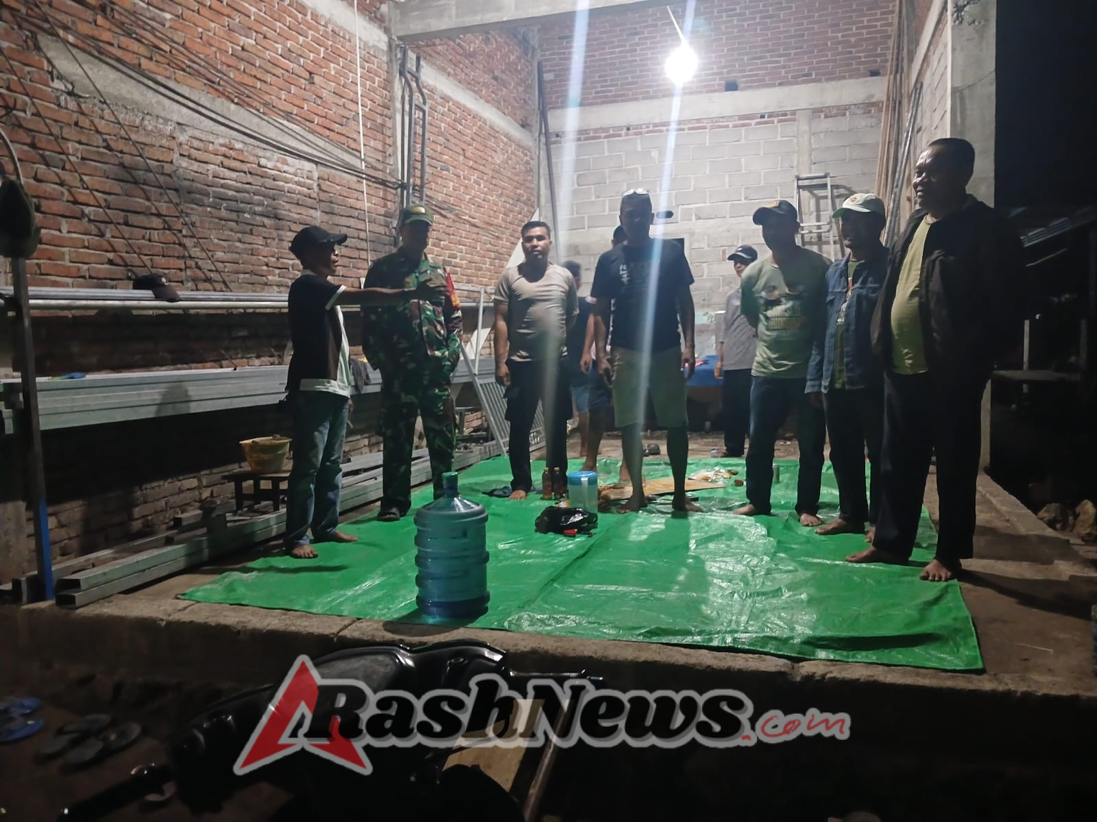 Serda Kardin Ajak Warga Matua Waspada Cuaca Ekstrem Saat Patroli Ronda Malam