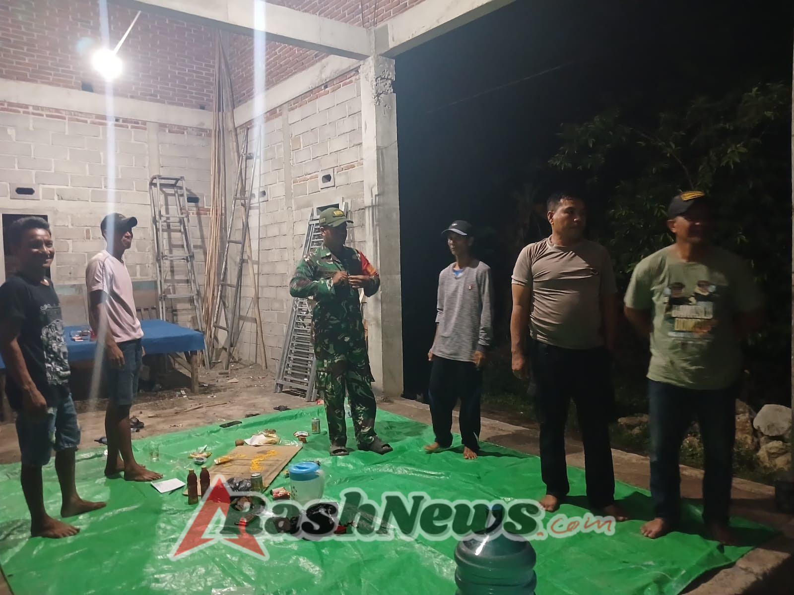 Serda Kardin Ajak Warga Matua Waspada Cuaca Ekstrem Saat Patroli Ronda Malam