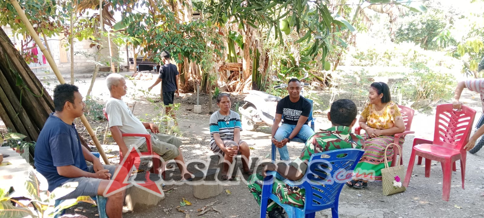 Tingkatkan Kepedulian Sosial, Babinsa Koramil 1618-01/Miotim Ajak Warga Jaga Keharmonisan Keluarga