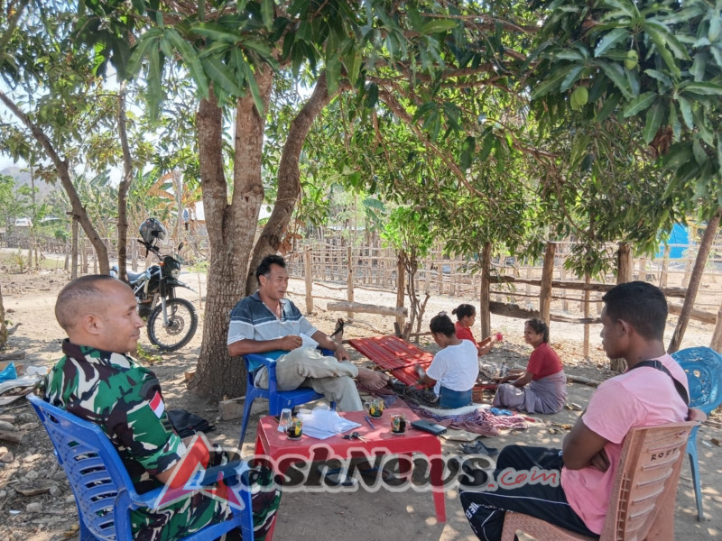 Babinsa Sertu Soares Laksanakan Komsos dan Pemantauan Wilayah di Desa Oehalo