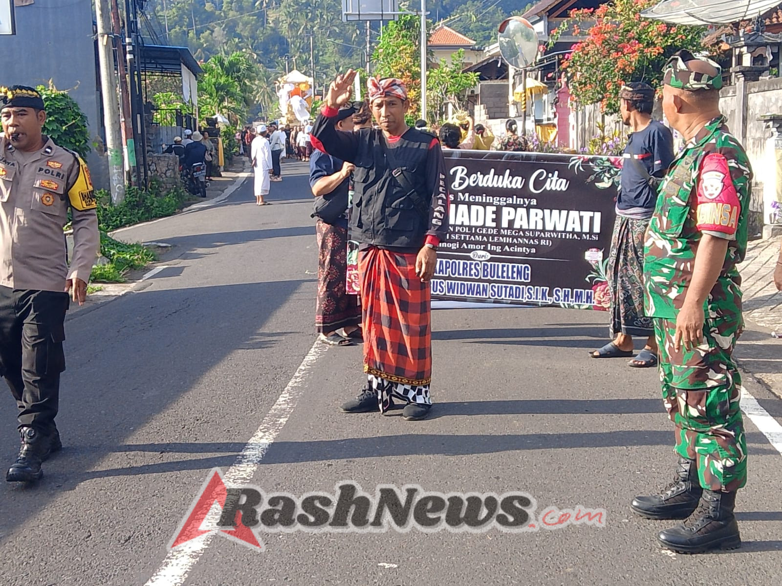 Kemanunggalan TNI-Polri dan Masyarakat” Babinsa dan Bhabinkamtibmas Subuk Sukses Amankan Dua Upacara Ngaben Sekaligus.
