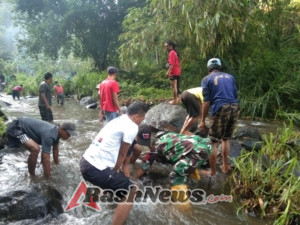 Sinergi Babinsa dan Warga Sudaji dalam Gotong Royong Angkat Batu Demi Pembangunan Jalan