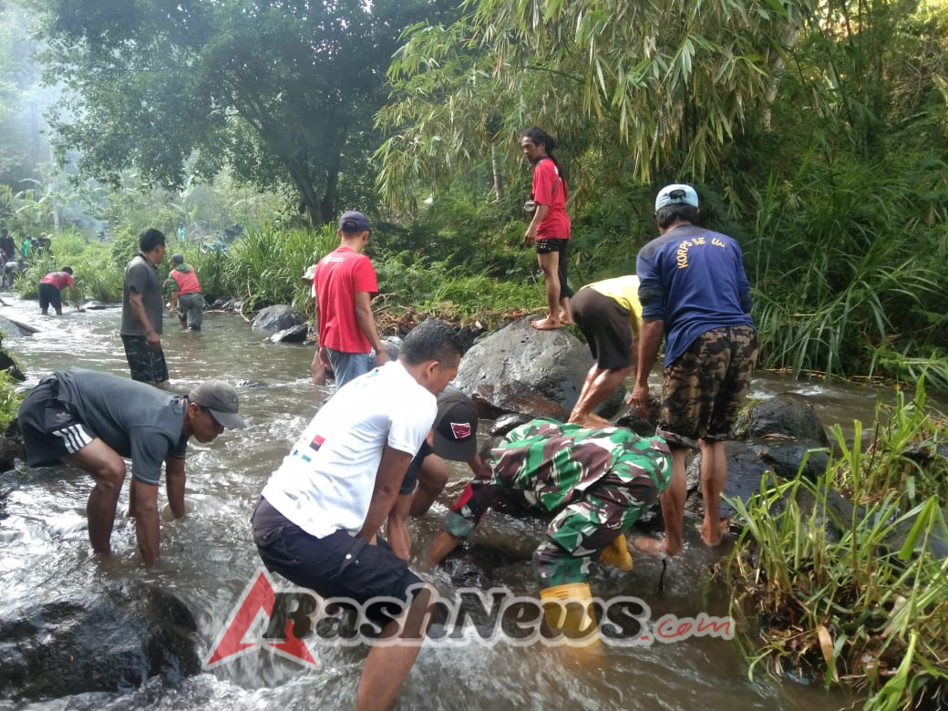 Sinergi Babinsa dan Warga Sudaji dalam Gotong Royong Angkat Batu Demi Pembangunan Jalan