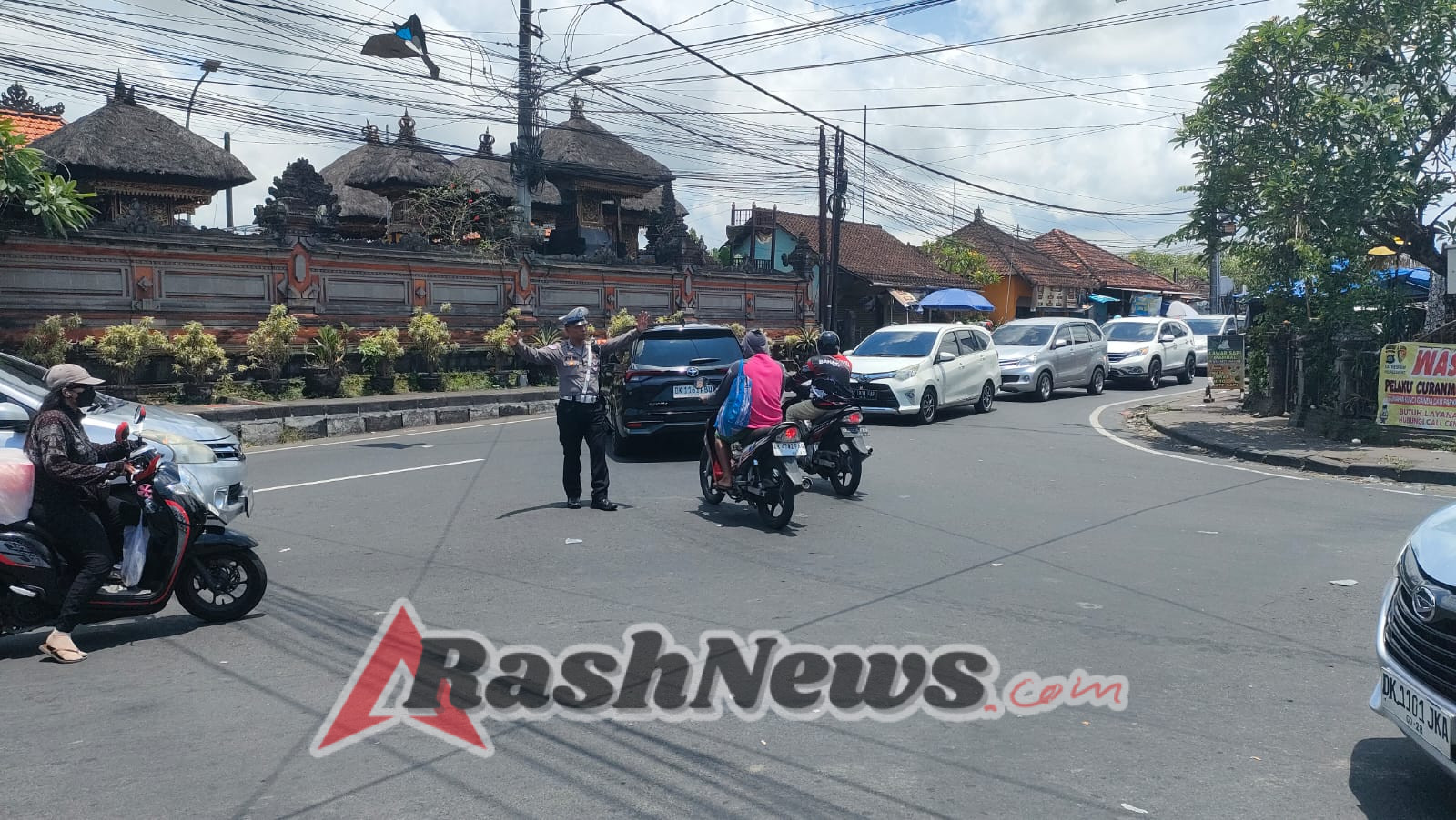 Cegah Kemacetan Di Akhir Pekan, Polsek Abiansemal Turunkan Personel Atur Lalin Sore