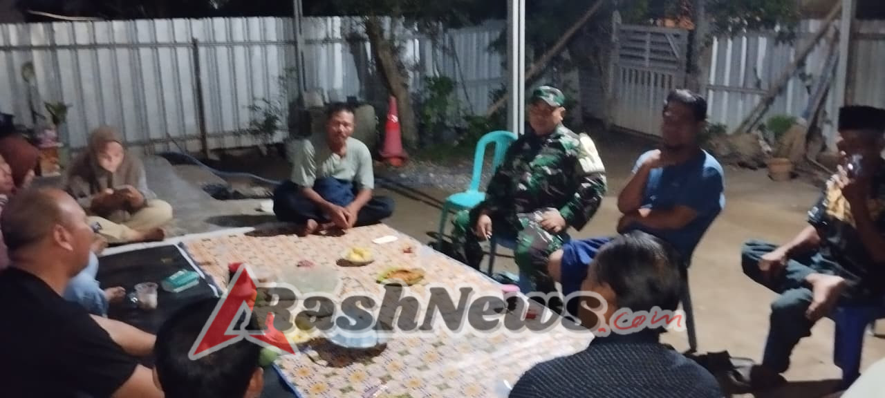 Babinsa Koramil 1628-02/Sekongkang Laksanakan Patroli Malam Jaga Kamtibmas di Wilayah Binaan