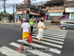 Pelayanan Setulus Hati Personil Polsek Mengwi Bantu Sebrangkan Warga