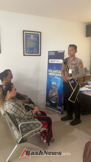 Petugas Pelayanan Publik Polresta Denpasar Beri Himbauan Kamtibmas dan Tertib Berlalulintas kepada Pemohon SIM