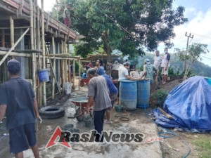Dekat dengan Rakyat, Babinsa Koramil 1624-02/Adonara Bantu Warga Desa Horowura Bangun Rumah
