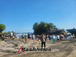 Personil Polsubsektor Tanah Lot Melaksanakan Patroli di Kawasan DTW