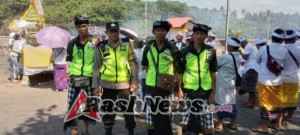 Polsek Pupuan Laksanakan Pengamanan dan Pengawalan Giat Melasti Subak Puyungan ke Pantai Soka
