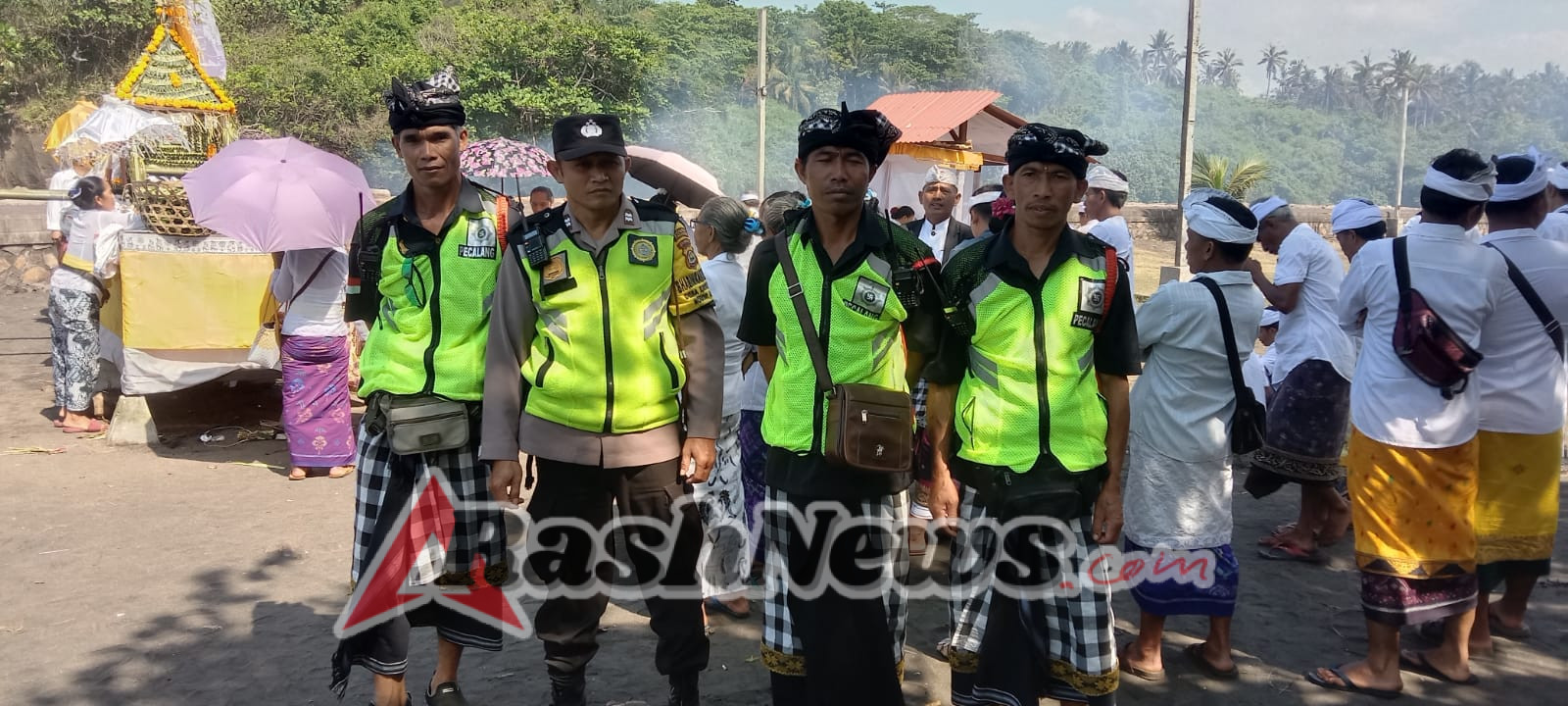 Polsek Pupuan Laksanakan Pengamanan dan Pengawalan Giat Melasti Subak Puyungan ke Pantai Soka