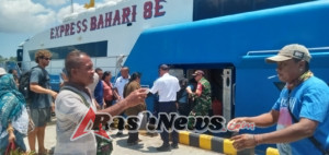 Kegiatan Rutin Babinsa Koramil 1627-01/Baa: Pastikan Aktivitas Kapal Penumpang di Pelabuhan Ba’a Berjalan Lancar
