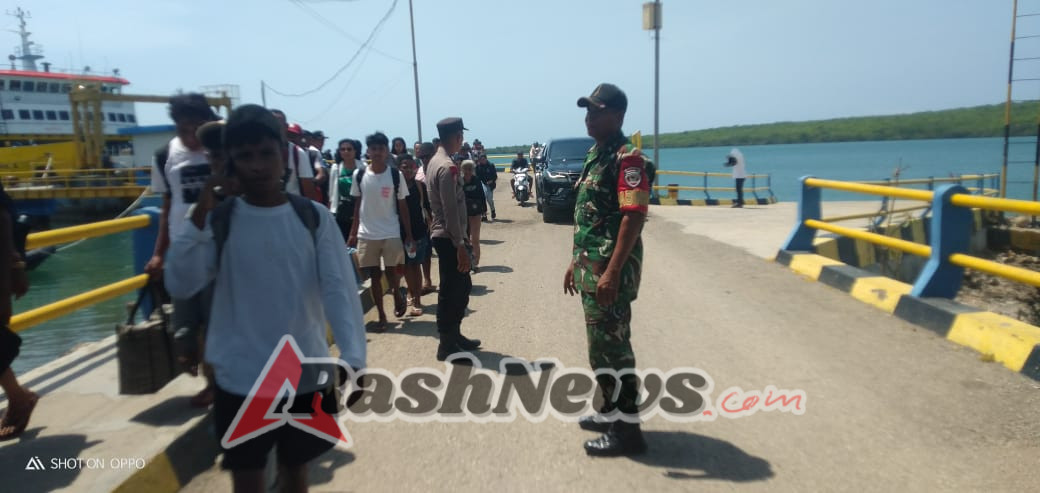 Kegiatan Babinsa Rote Ndao: Pengamanan Arus Laut di Pelabuhan Pantai Baru Berjalan Aman dan Lancar
