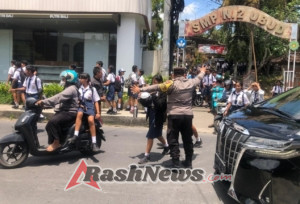Jaga Siswa Pulang Sekolah, Bhabinkamtibmas Singakerta Turun ke Jalan dan Sampaikan Edukasi Kamtibmas