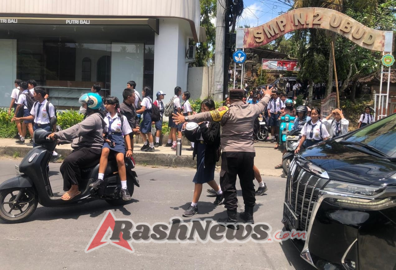 Jaga Siswa Pulang Sekolah, Bhabinkamtibmas Singakerta Turun ke Jalan dan Sampaikan Edukasi Kamtibmas