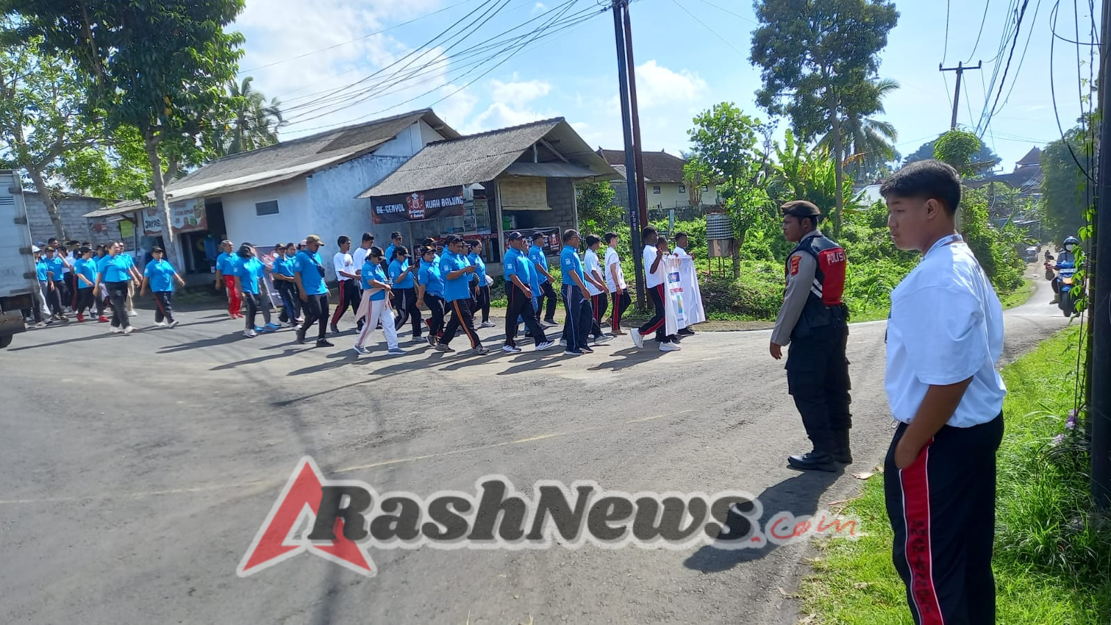 Personil Polsek Bangli Amankan Kegiatan Jalan Santai Dalam Rangka Hut SMA N 1 Bangli Yang Ke-61