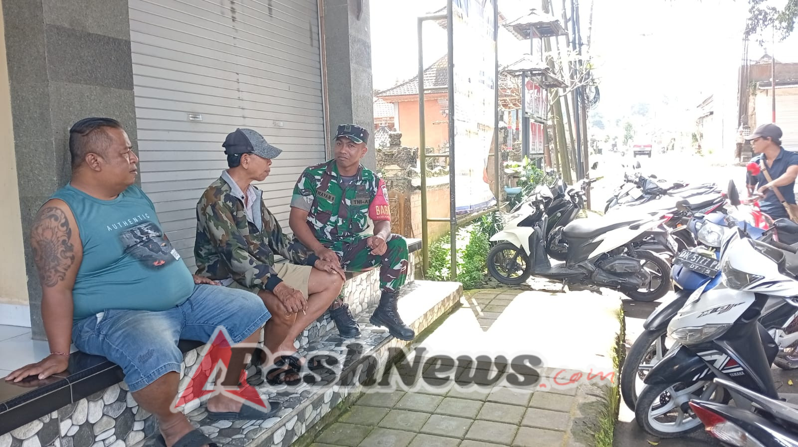 Wujudkan Kedekatan dengan Masyarakat, Babinsa Desa Undisan Intens Lakukan Komsos di Wilayah Binaan