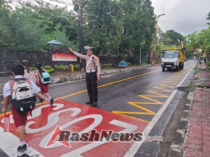 Polisi Sahabat Anak, Anggota Lantas Polres Karangasem Laksanakan Penyebrangan Pelajar SD Negeri 4 Subagan