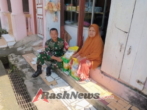 TNI Bantu Stabilkan Harga, Babinsa Taliwang Distribusikan Beras SPHP Rp57.000