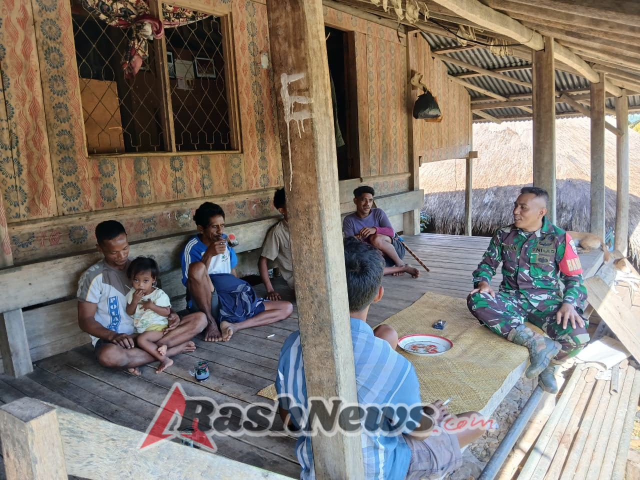 Tingkatkan Keamanan Wilayah, Babinsa Laksanakan Komsos di Laboya Barat