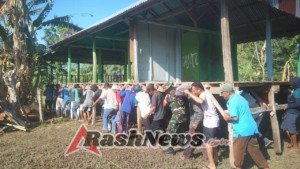 TNI dan Rakyat Satu Hati: Babinsa Karombo Dampingi Warga Pindahkan Rumah Demi Keselamatan