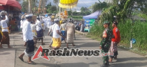 Gotong Royong Gali Kuburan, Babinsa Kempo Tanamkan Nilai Kebersamaan