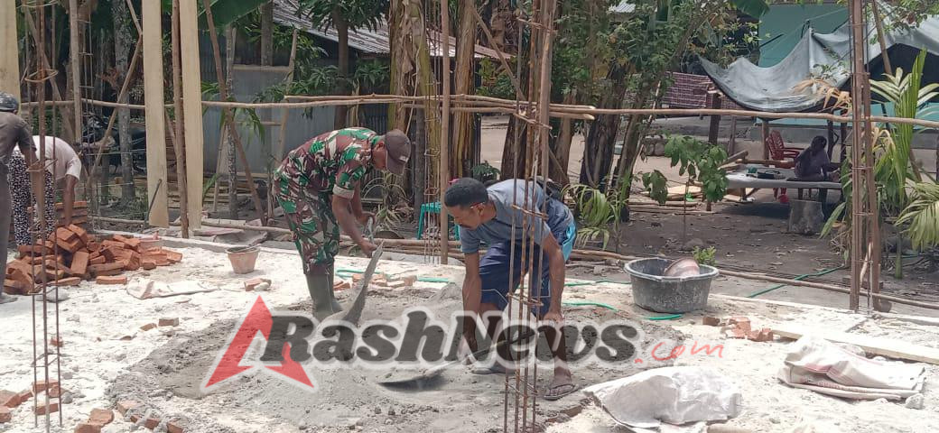 Gotong Royong Babinsa dan Warga Bangun Rumah di Pantar