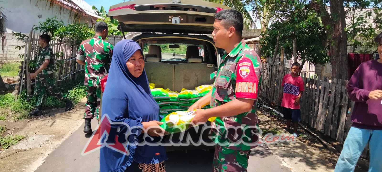 Gerakan Pangan Murah Kodim 1628/Sumbawa Barat Disambut Antusias Masyarakat Poto Tano