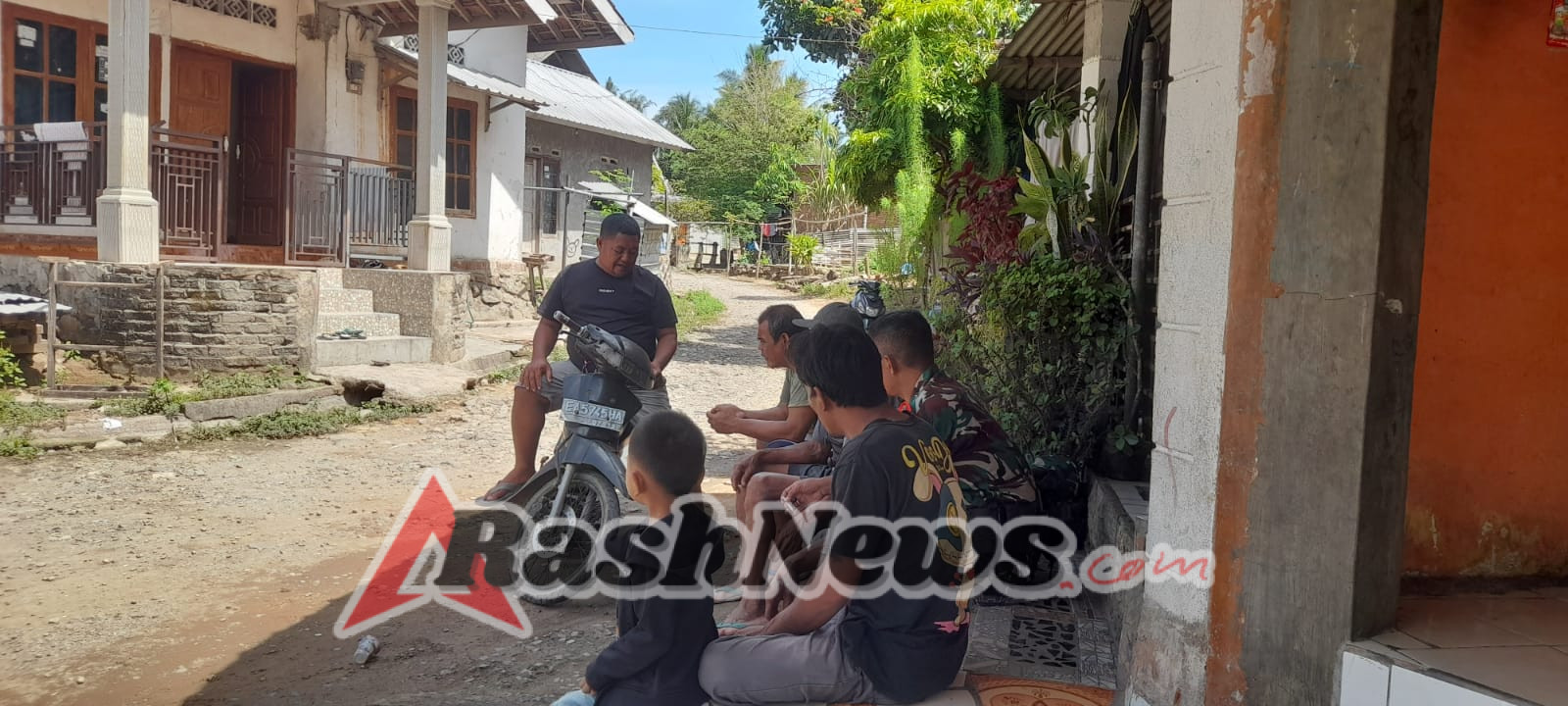 Pererat Hubungan dengan Warga, Babinsa Seteluk Tengah Gelar Komsos