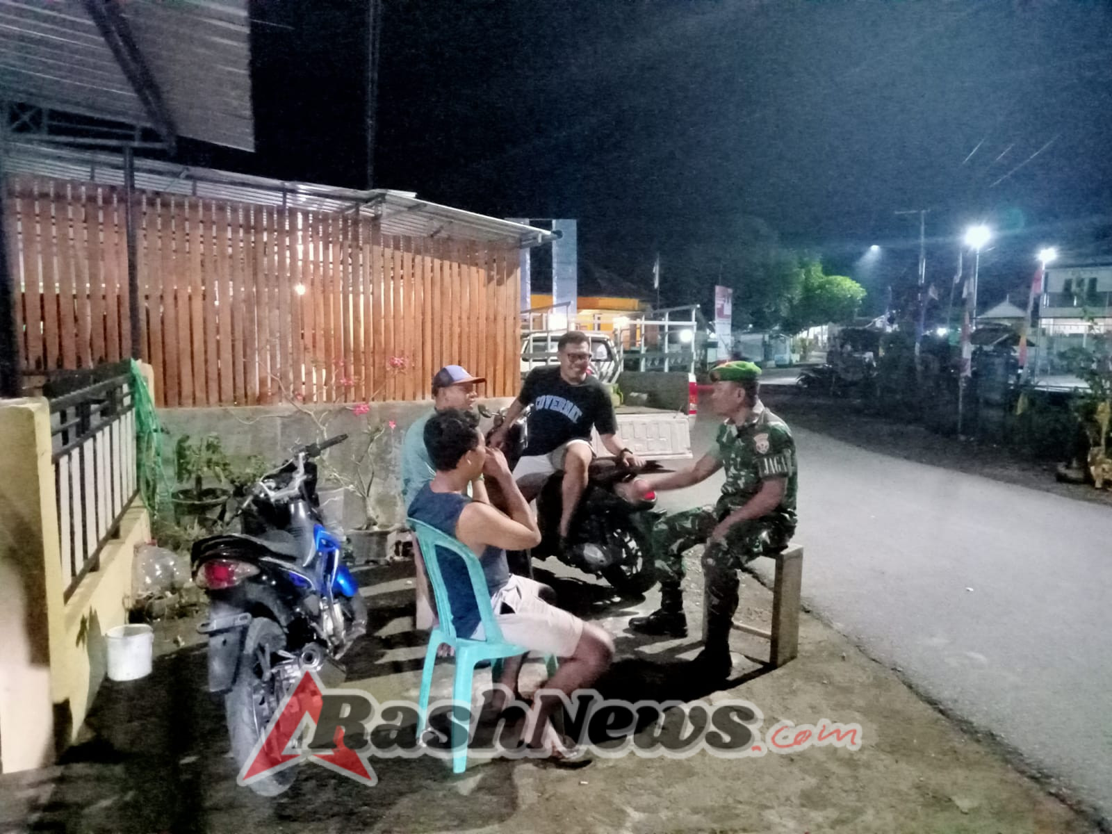 Cahaya Tugas di Tengah Gelap Malam, Babinsa Koramil 1628-04/Poto Tano Hadir untuk Keamanan dan Ketertiban Desa