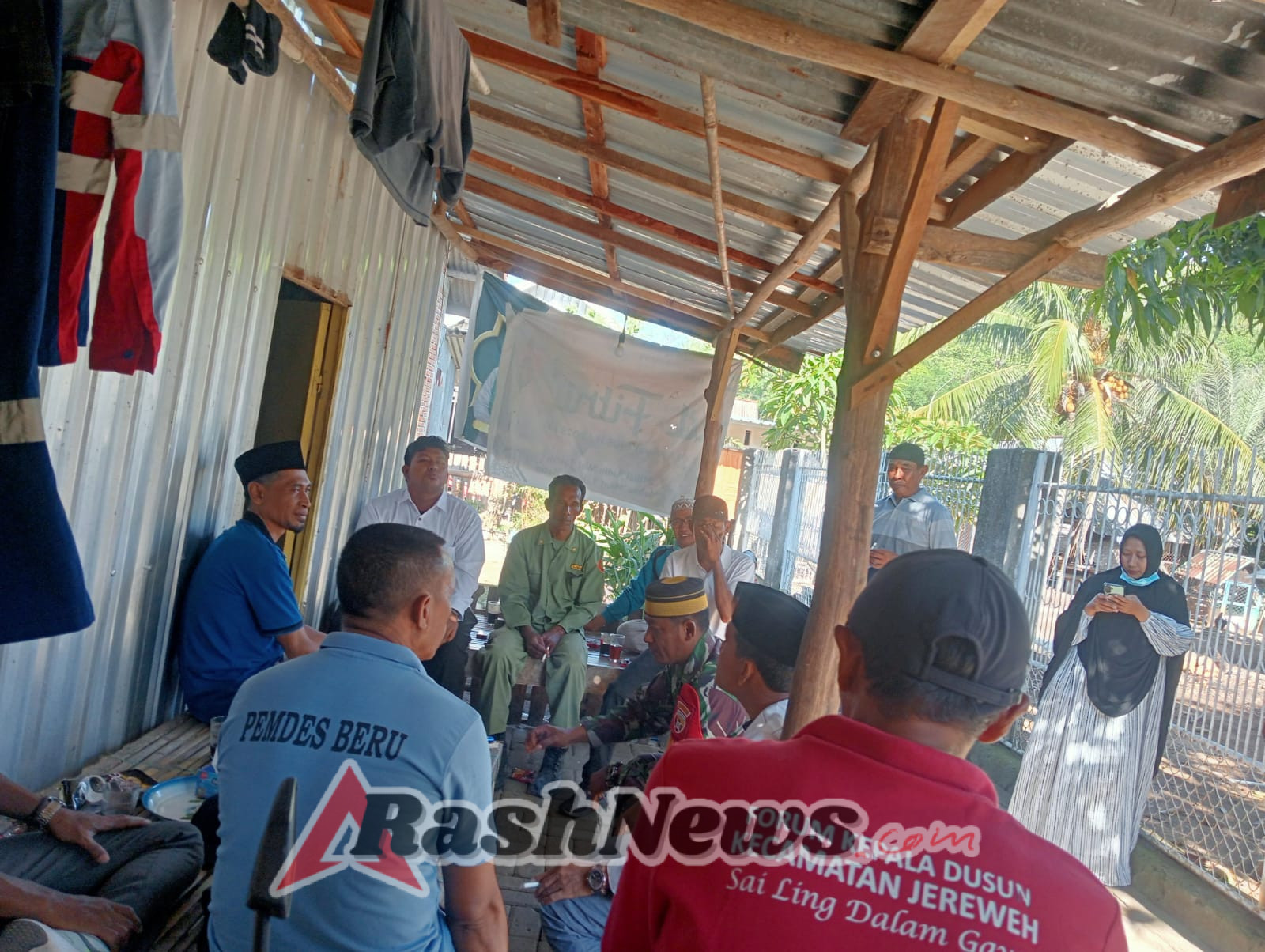 Pemantauan dan Komsos, Cara Babinsa Desa Beru Wujudkan Keamanan dan Kebersamaan di Tengah Masyarakat