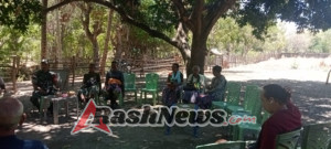 Komsos Babinsa di Desa Humusu Wini, Wujudkan Lingkungan Bersih dan Masyarakat Rukun