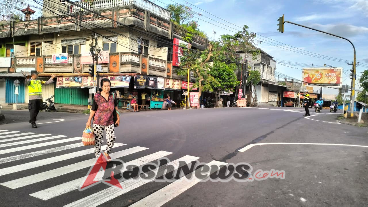 Cegah terjadinya kemacetan dan laka lantas, Personil Polsek Penebel melaksanakan Strong Point pagi