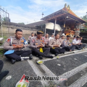Hari Suci Tilem Sasih Kapat, Personil Polsek Ubud Laksanakan Persembahyangan Bersama