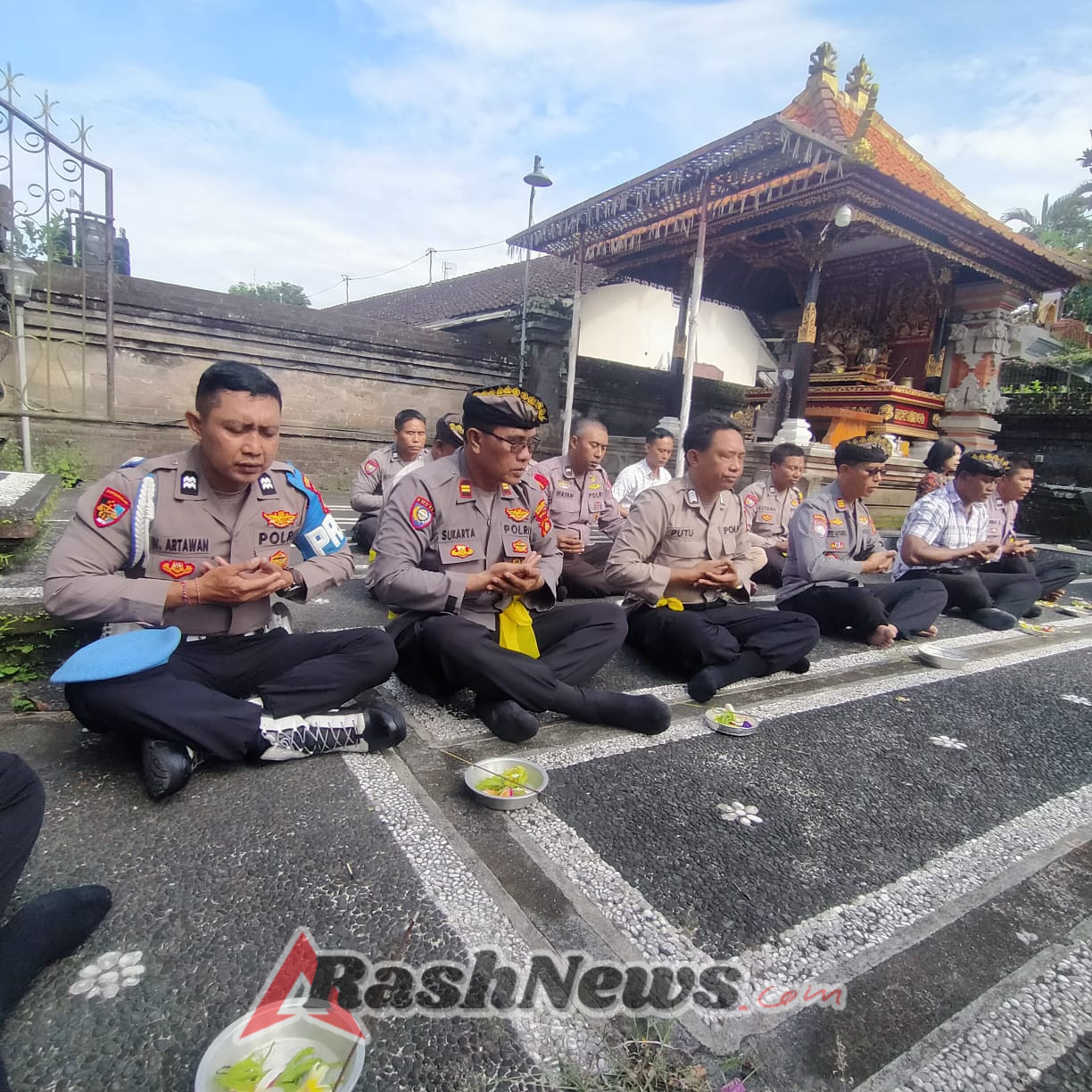 Hari Suci Tilem Sasih Kapat, Personil Polsek Ubud Laksanakan Persembahyangan Bersama