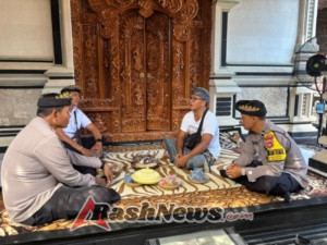 Kapolsek Dawan Melayat ke Rumah Duka Ibunda Perbekel Desa Sulang.