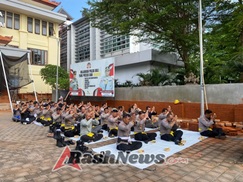 Polres Bandara Ngurah Rai Gelar Sembahyang Bersama Peringati Tilem Sasih Kapat