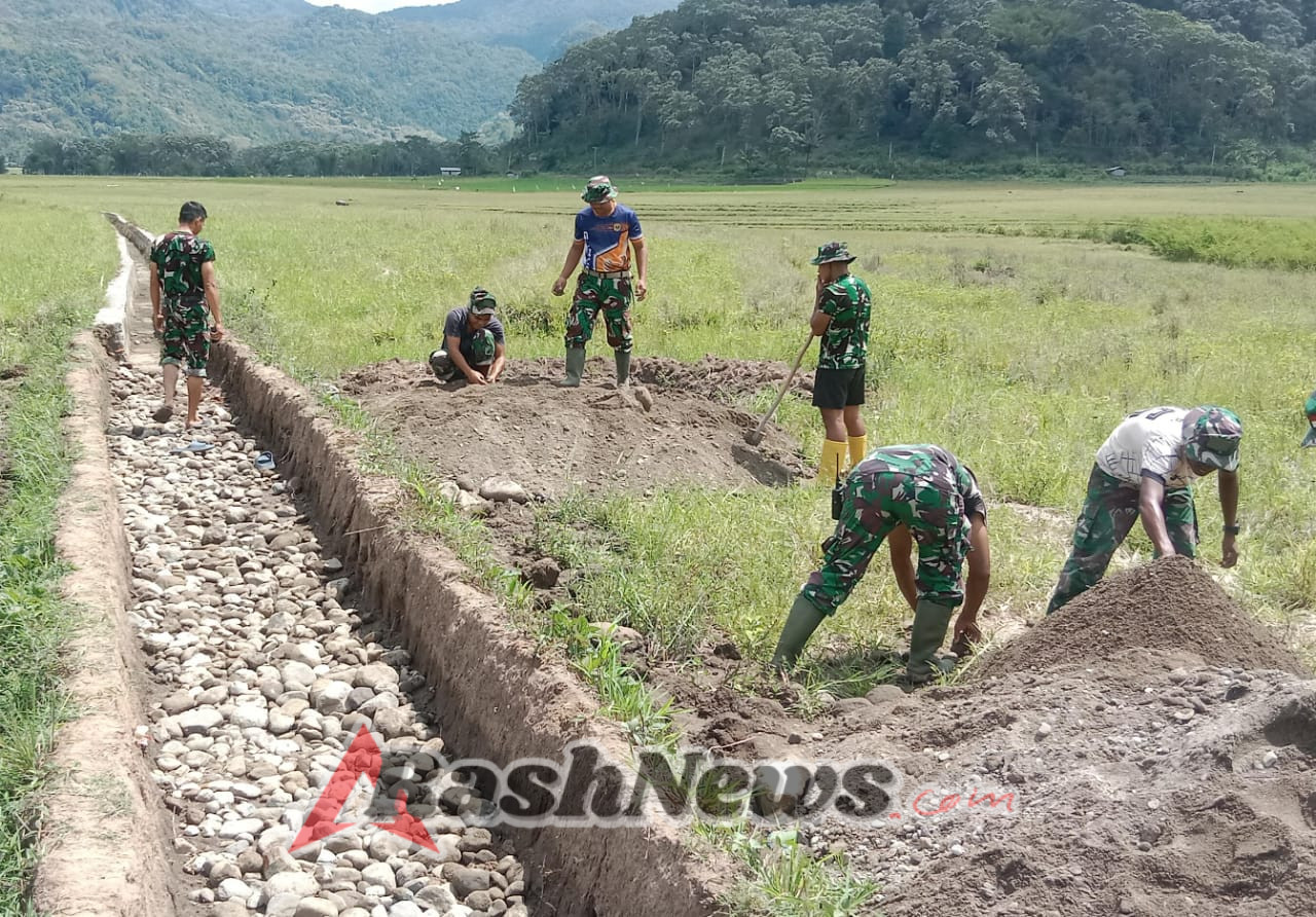 TMMD Ke-126 Kodim 1625/Ngada Fokus Selesaikan Pemasangan Batu Dasar Irigasi Pu’un Keo