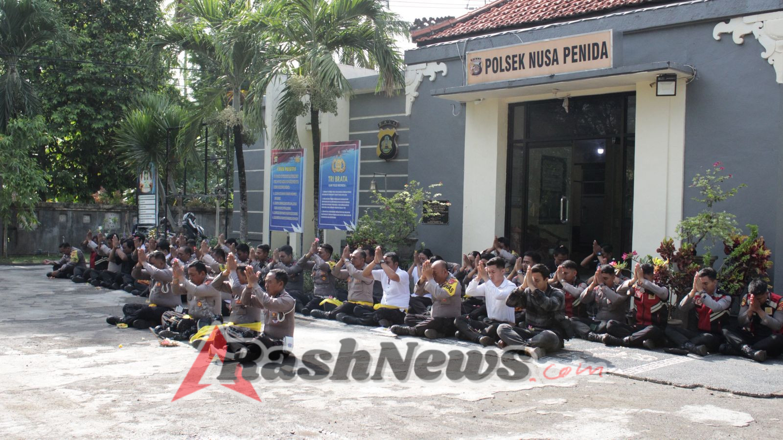 Kapolsek Nusa Penida Pimpin Persembahyangan Tilem di Padmasana Polsek Nusa Penida