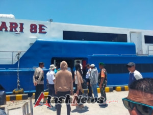 Sinergi TNI di Lapangan, Babinsa Rote Ndao Kawal Aktivitas Transportasi Laut Tetap Aman