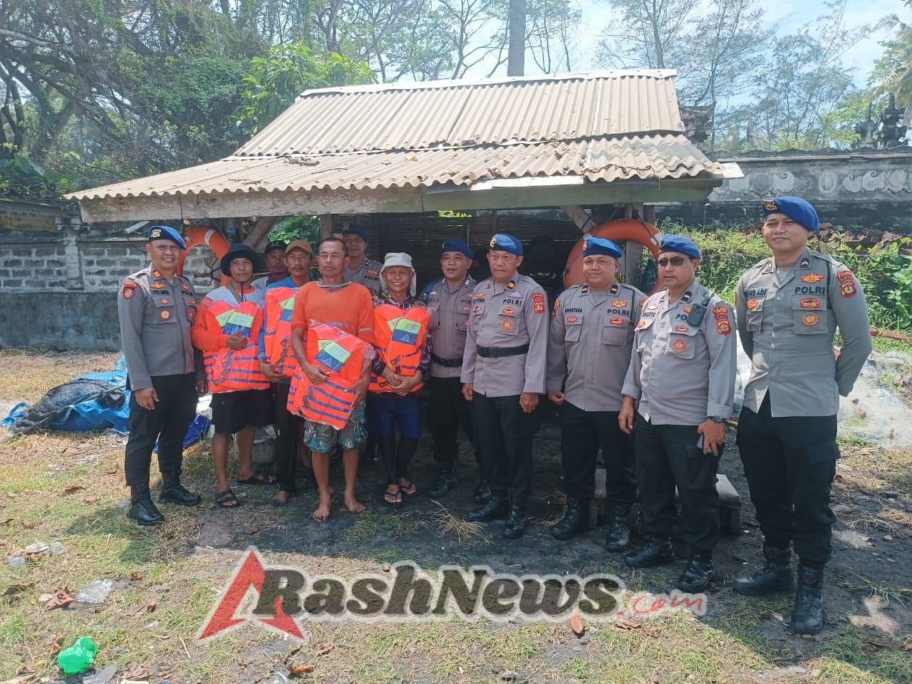 Satpolairud Polres Tabanan Bersama Ditpolairud Polda Bali Serahkan Sarana Kontak kepada Nelayan di Pantai Soka