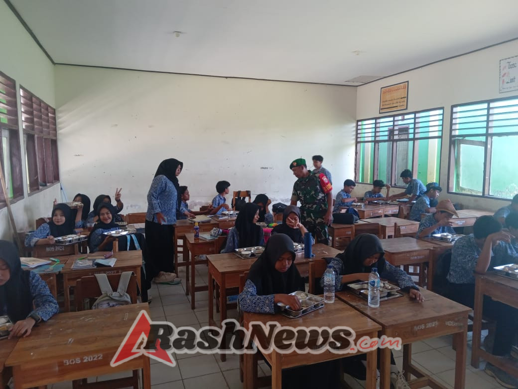 Babinsa Kelurahan Kuang Pastikan Distribusi Makanan Bergizi Tepat Sasaran