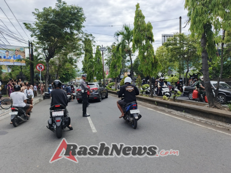 Anggota Lantas Polres Karangasem Laksanakan Penyebrangan Pelajar SMP N 2 Amlapura