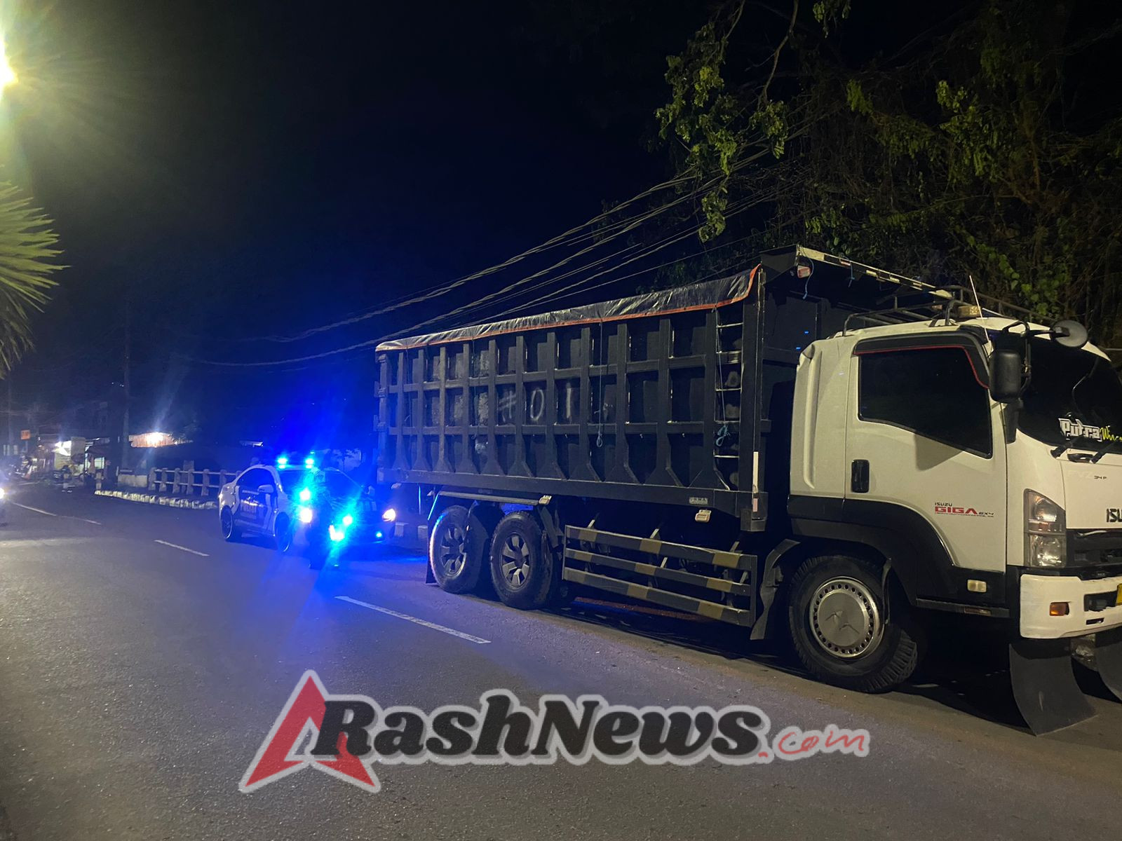 Atensi Para Sopir Truk, Satlantas Polres Karangasem Himbau Tidak Parkir di Bahu Jalan