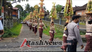 Sinergi Bhabinkamtibmas dan Pecalang Amankan Rangkaian Upacara Mapag Toya di Desa Nyanglan