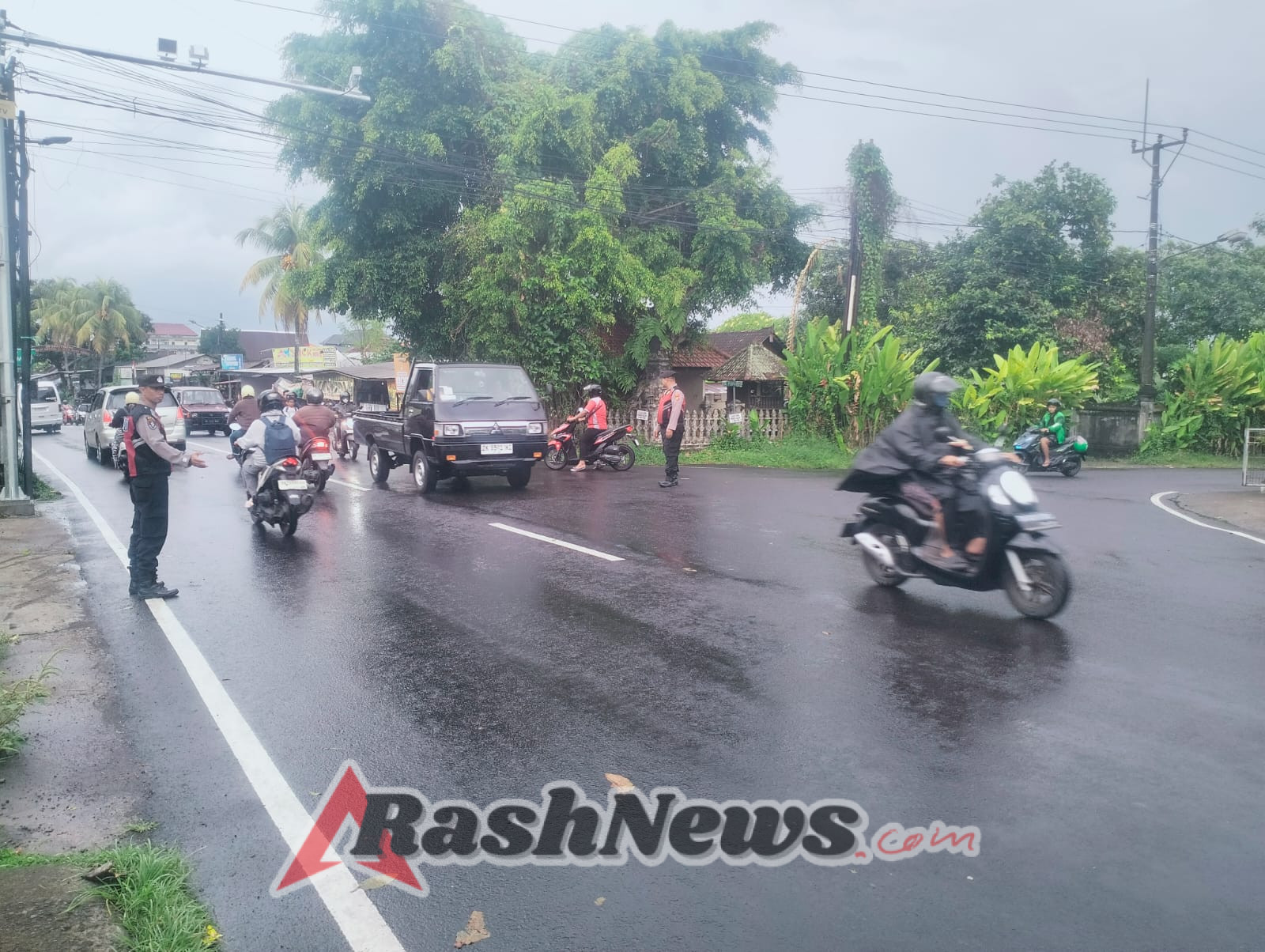 Personel Polsek Abiansemal Antisipasi Kepadatan Arus Sore Hari